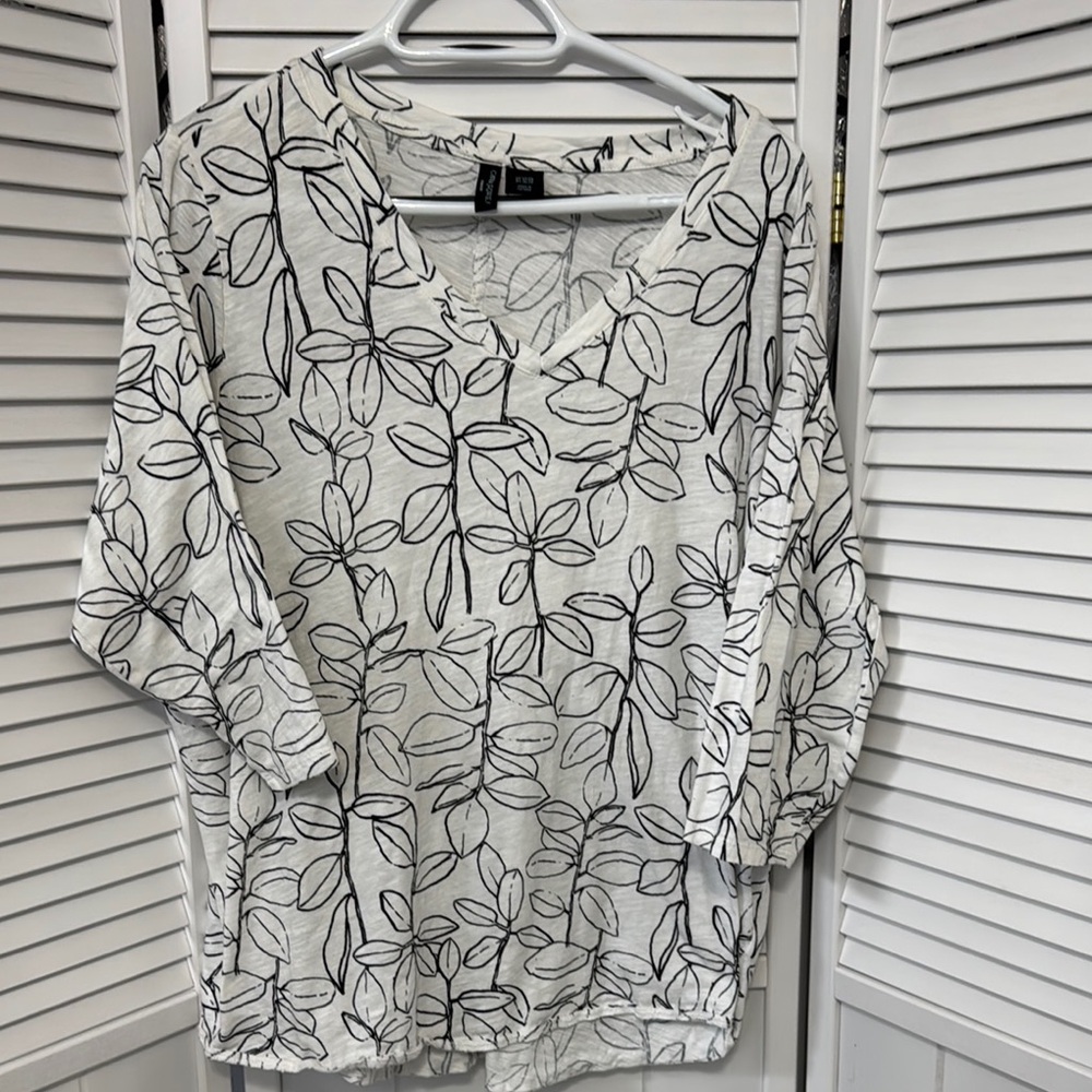 Women's Black and White Leaf Print Top
